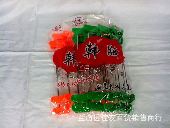 揭秘10元批发裤夹的财富之门 从地摊到品牌的市场生存法则